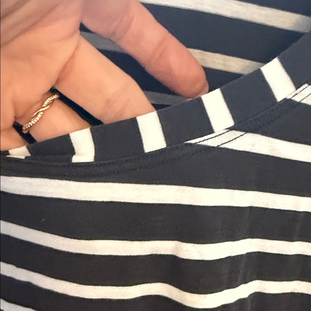 Lululemon Cate’s tshirt Black and White Striped - Picture 5 of 6